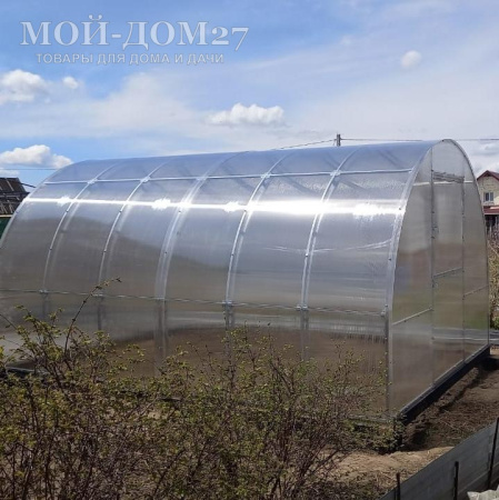 Теплица СверхПрочная Усиленная 4 метра с поликарбонатом | Мой-Дом27 | Каркас изготовлен из оцинкованной замкнутой трубы 20*20 мм.<br>
 Ширина - 3 метра. Высота - 2,1 метра. Длина 4 метра.<br>
 Выдерживаемая снеговая нагрузка - 300 кг/м2. Выдерживаемая ветровая нагрузка - до 22 м/с.<br>
 <b>Расстояние между дугами 0,65 метра.&nbsp;ДВОЙНАЯ ДУГА под дугой приварена еще одна дуга - толщина металла каждой дуги 1,2&nbsp;мм.</b>&nbsp;Ширина двери 0,96 метра.<br>